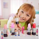Mini Barbieland Fashionistas, Bambole Da 3,8 Cm In Un Tubetto Di Rossetto Con Sorpresa - immagine 3