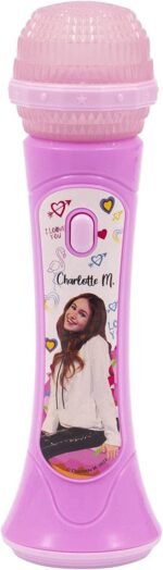 Charlotte M. Microfono con Canzone I Love you